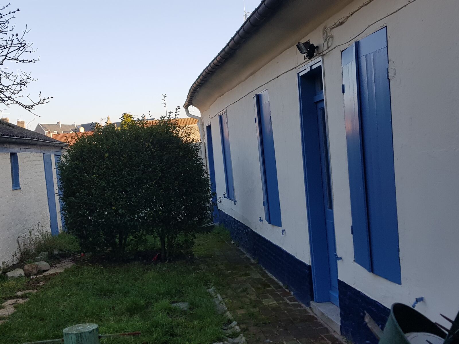 La maison et ses volets bleus